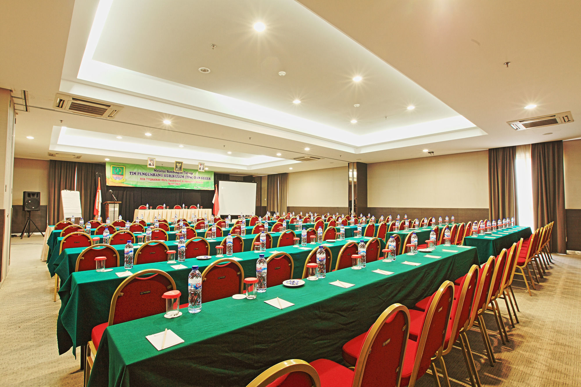 Metland Hotel Bekasi Esterno foto